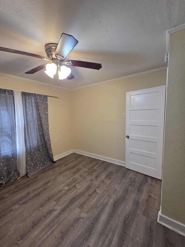 Building Photo - 401 W Dewey Ave