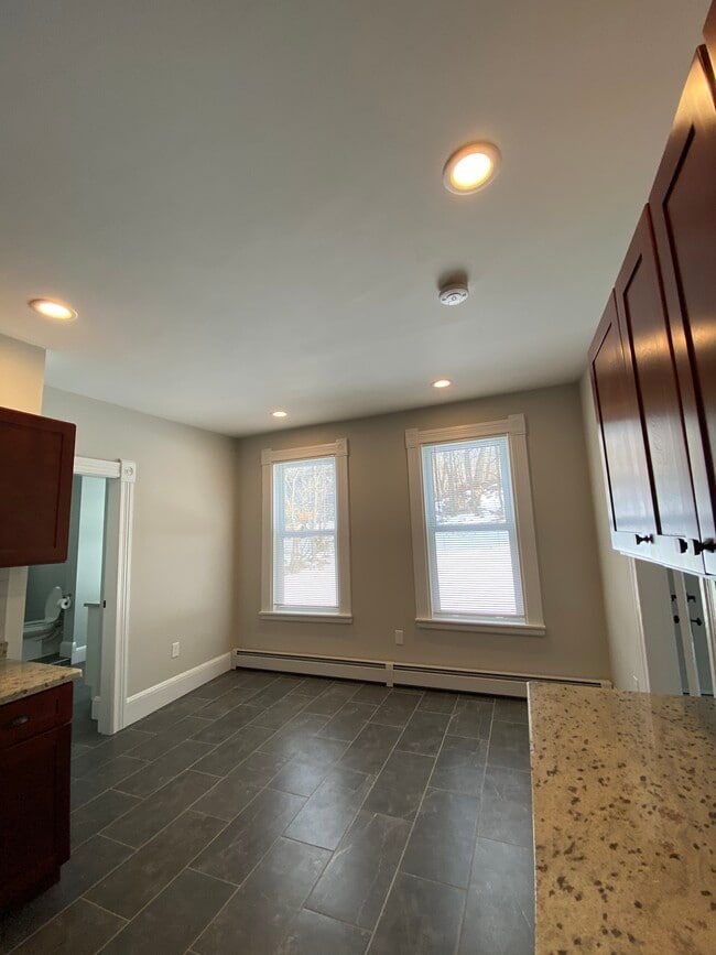 large eat-in kitchen - 32 Uxbridge St
