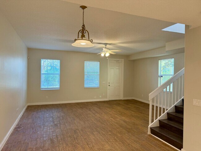 Foto del edificio - 3200 W Community Dr