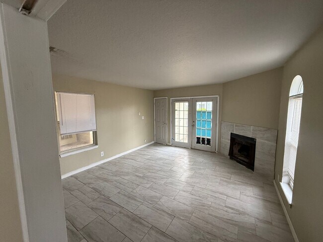 Building Photo - For lease! 1 bed, 1 bath condo