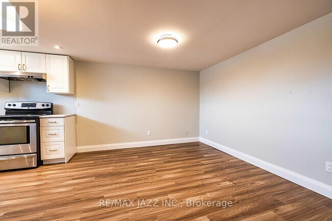 Building Photo - 708 Newman Crescent