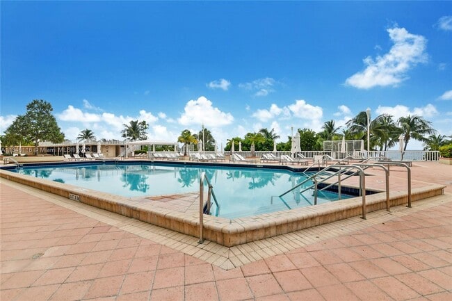 Foto del edificio - 9801 Collins Ave