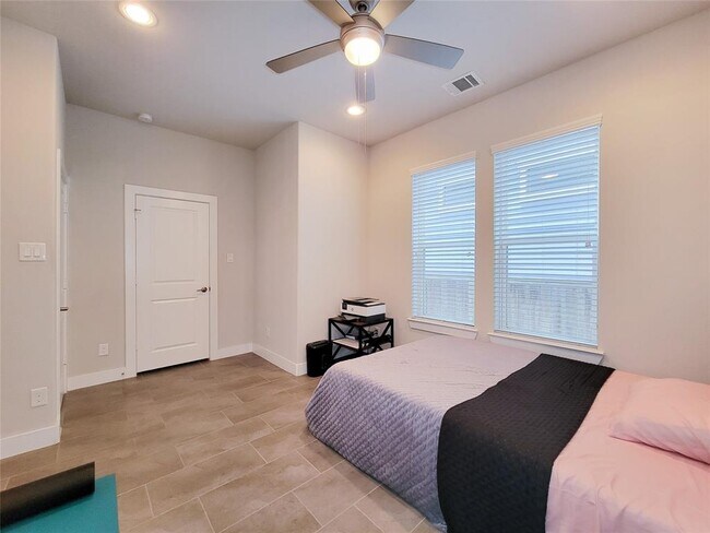 Foto del edificio - 906 W 17th St