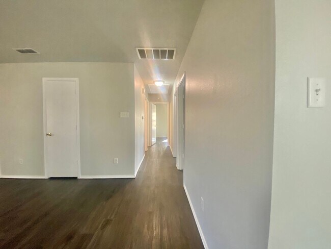 Foto del edificio - 3 bedroom near I-27 now available.