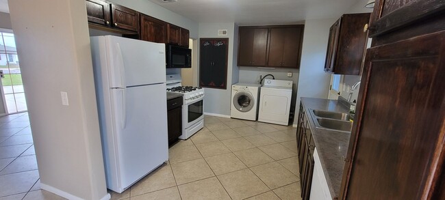 Building Photo - 3-Bed/2-Bath House w/2-Car Garage Near Str...