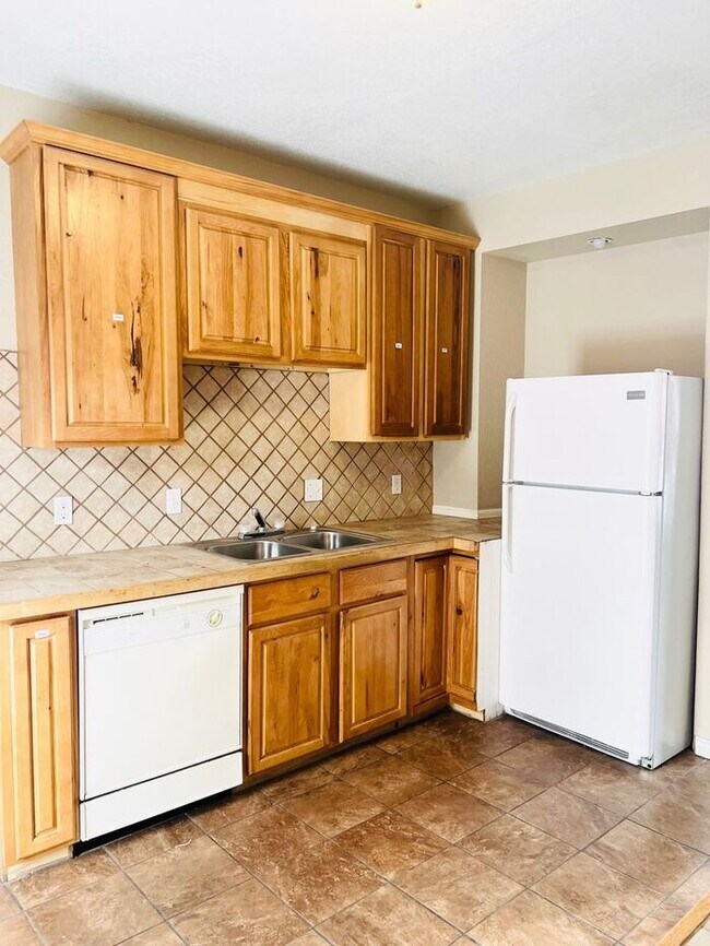 Foto del edificio - 4 bedroom, 2 Bath Duplex with 1 car detached garage Close to Downtown Greeley, CO