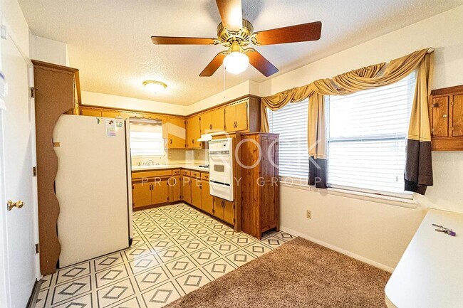 Foto del edificio - 3 Bedroom Home with 2-Car Garage and Covered Parking