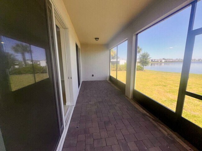 Foto del edificio - Bring Your Boat! 5 Bedroom 3 Bath Lakefront home in Bridgewalk!