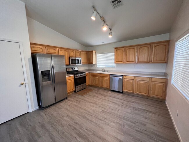Foto del edificio - 3 Bed, 3 Bath Split-Level Home in Gated Co...