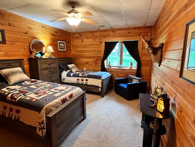 ¡SIN AMUEBLAR! Puede ser de 2 dormitorios o de 1 dormitorio y una habitación adicional. - 971 Riverwind Rd