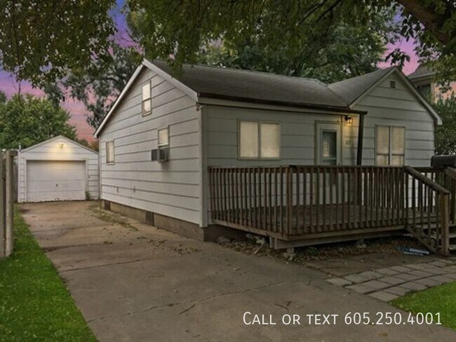Building Photo - 2 Bedroom Home with Spacious Fenced-in Yar...