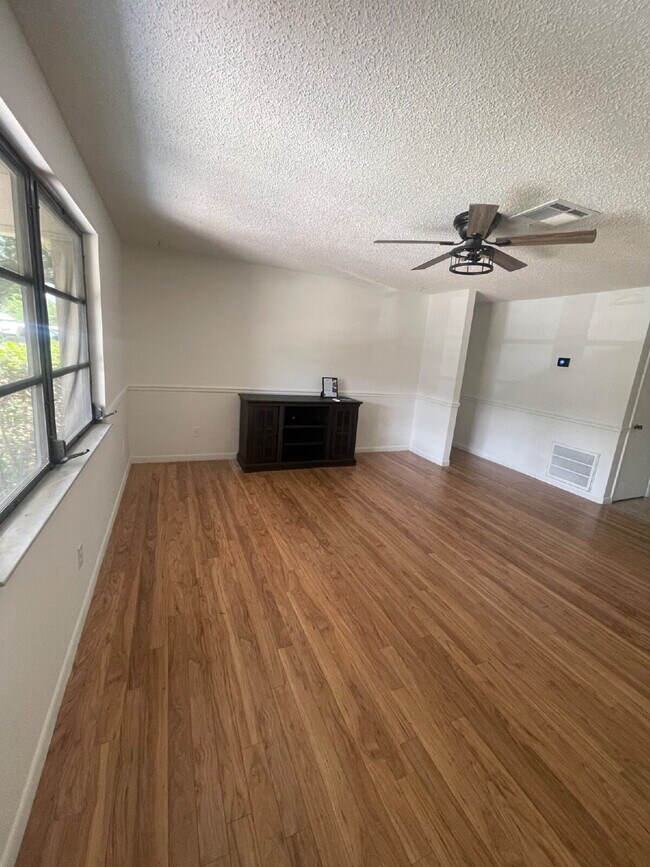 Building Photo - 3/2 Pool Home in St. Cloud, Florida