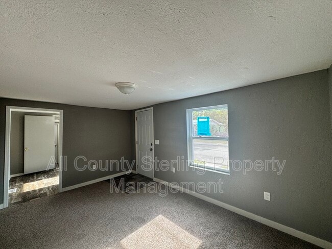 Building Photo - 917 NE Aberdeen Ave