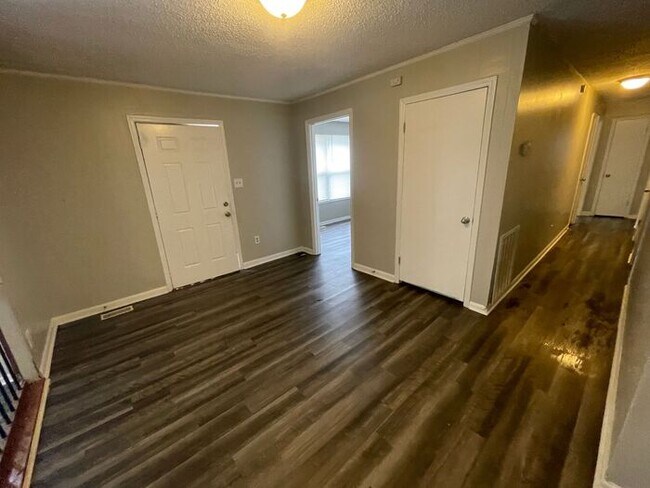 Foto del edificio - 1306 Northwoods Dr