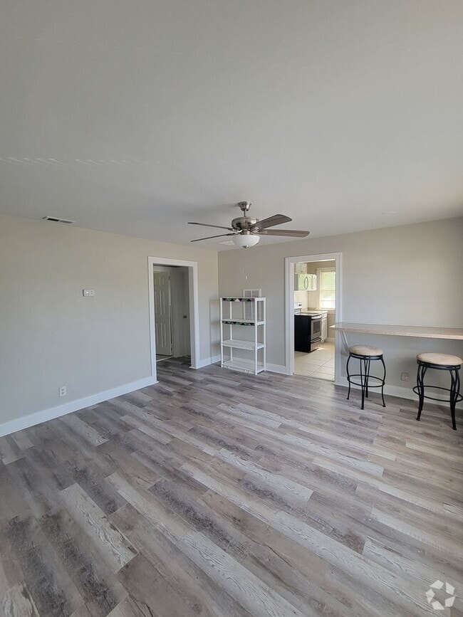 Building Photo - 408 Hanbury Ave