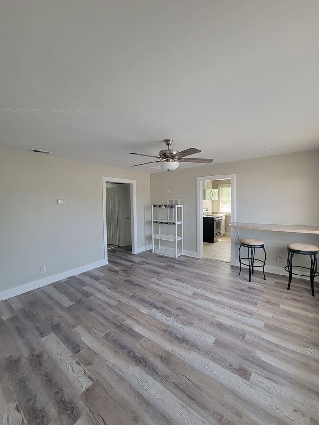 Building Photo - 408 Hanbury Ave