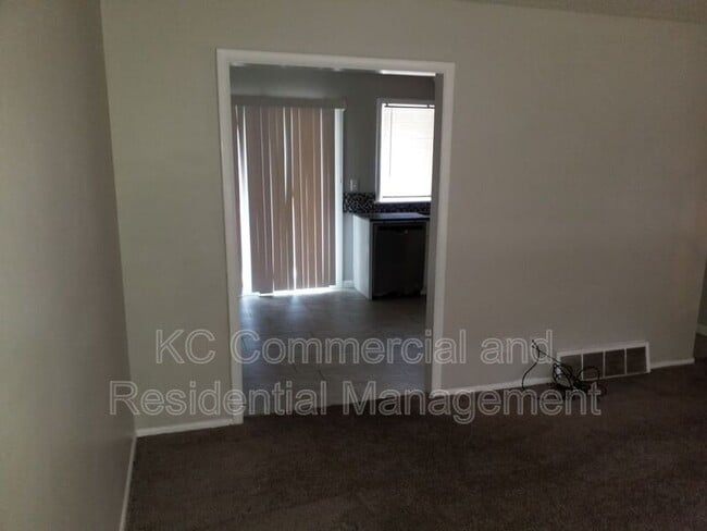 Building Photo - 8000 E 93rd St