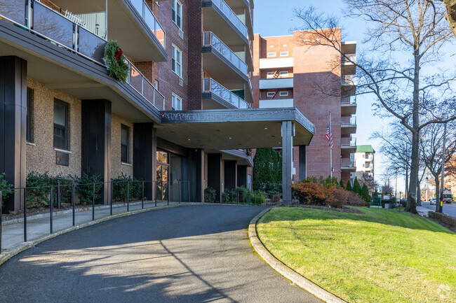 Building Photo - Summit Apartments