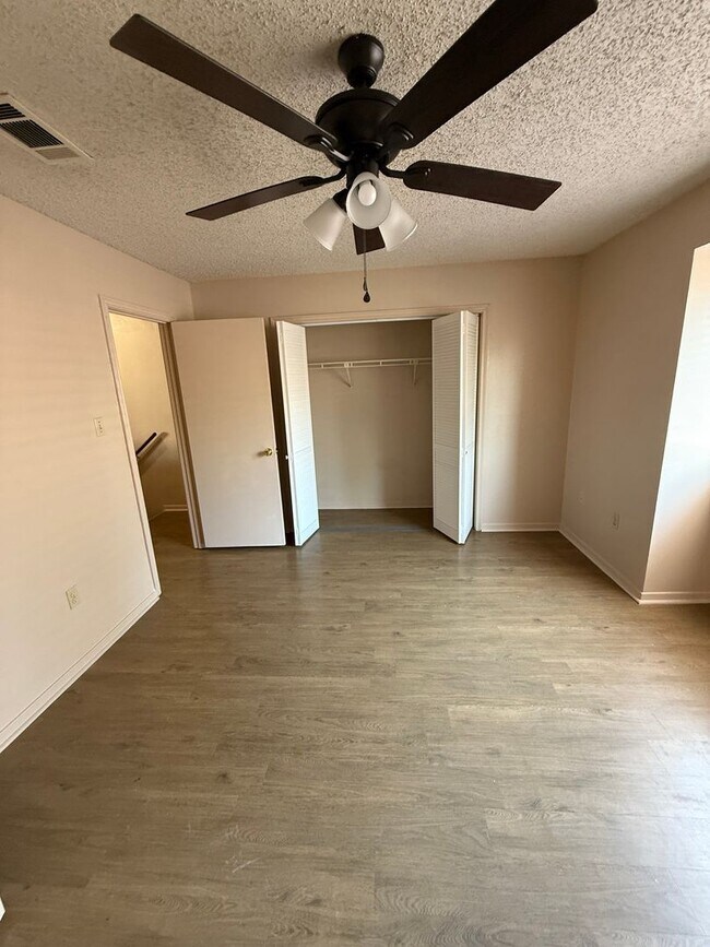 Foto del edificio - 2 bedroom 2 bath town home in a gated comm...