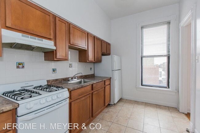 Building Photo - 530 W Armitage Ave