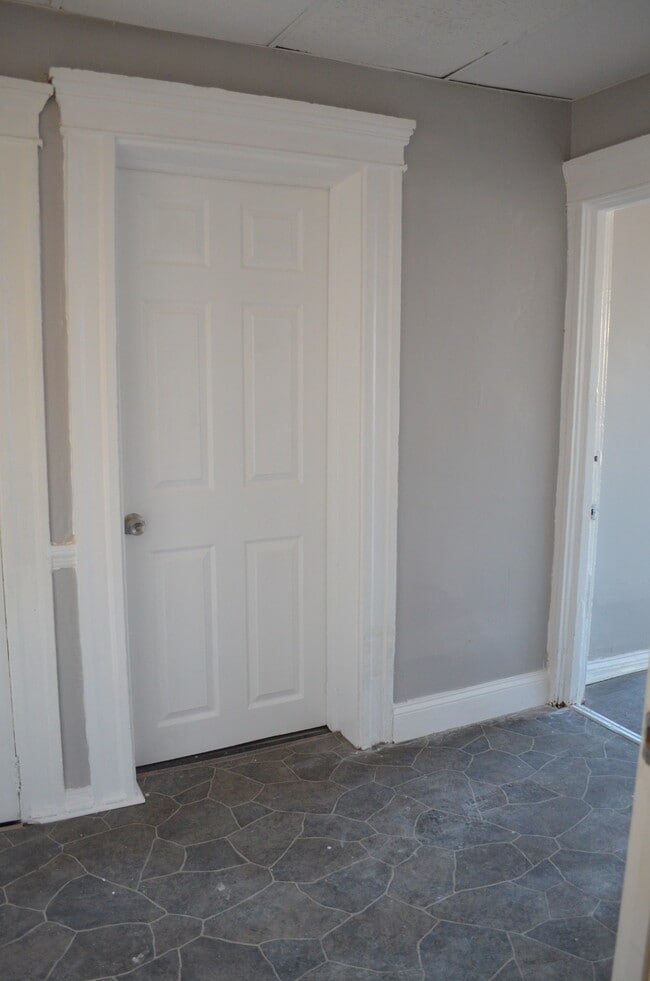 Building Photo - Brookfield Avenue #2