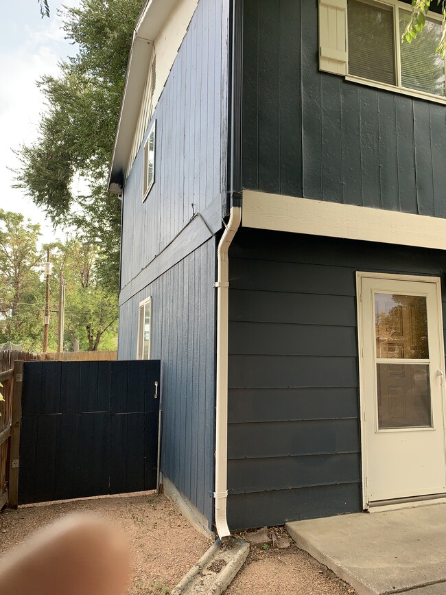 Building Photo - 914 Oak Ave