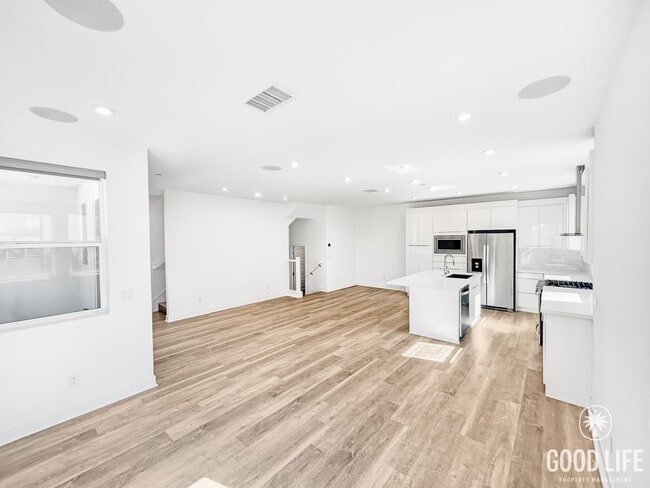 Building Photo - Beautiful 3BD/2.5BA W/ AC and Attached Gar...