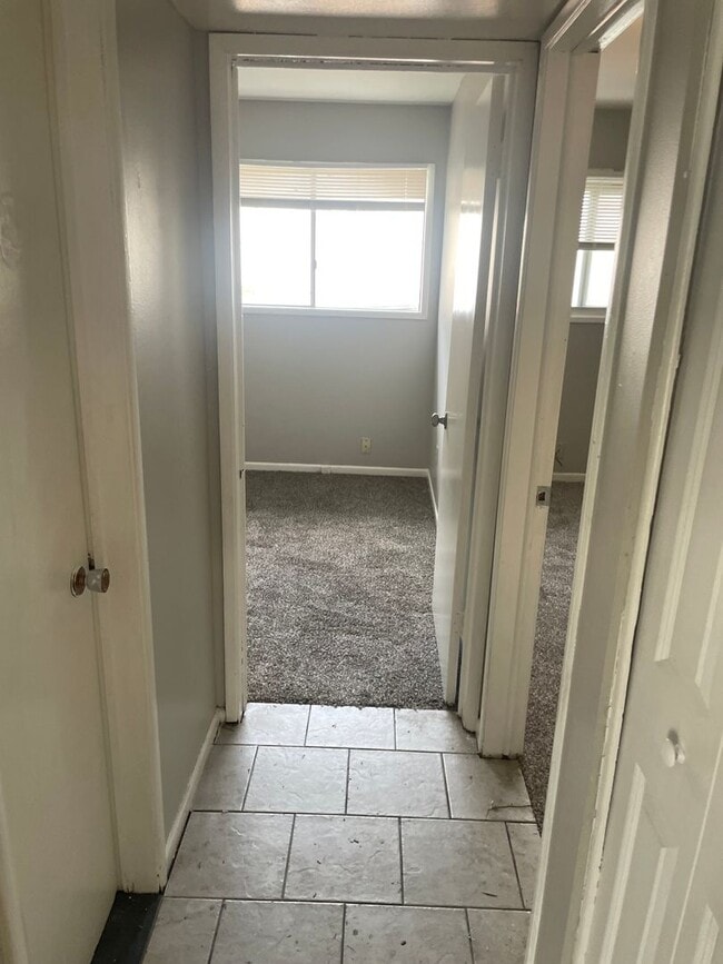 Building Photo - 3 bed 1.5 bath town home.