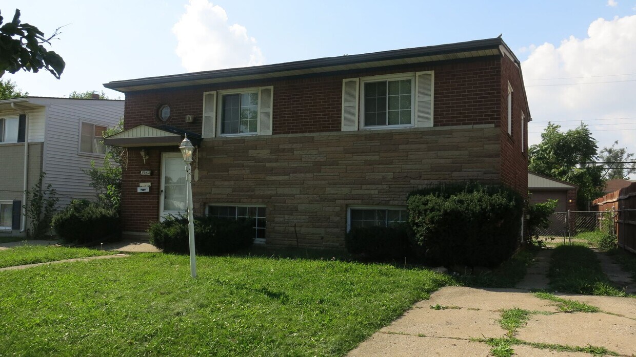 Primary Photo - 3968 17th St. 3bed/1.5 bath split level wi...