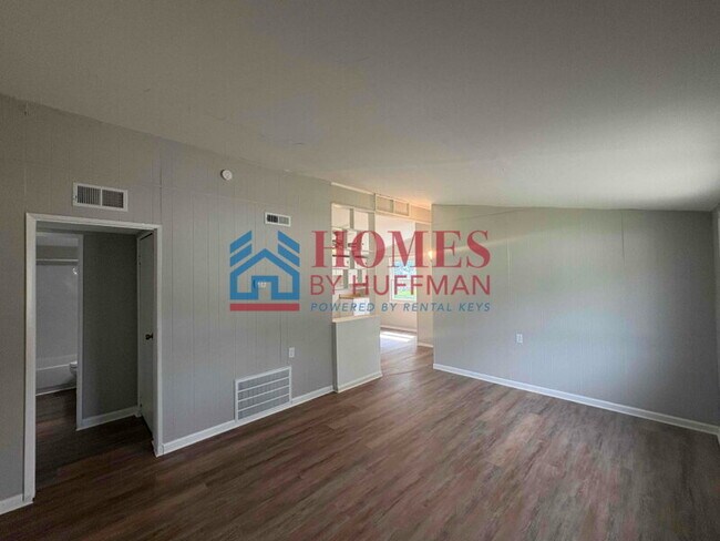 Building Photo - Three Bedroom House | Move in Ready