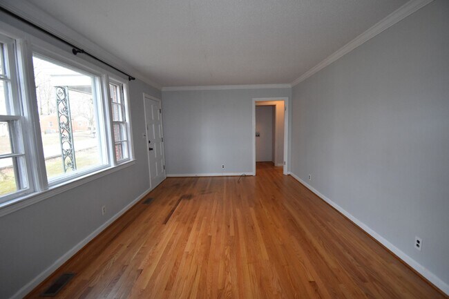 Building Photo - 3 Bedroom Home For Rent Near Madison Street!