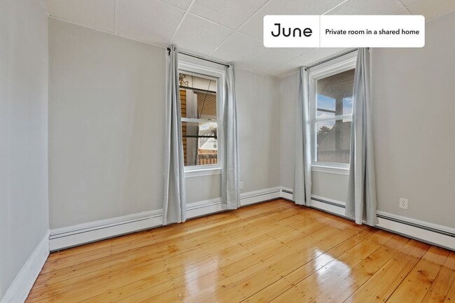 Building Photo - Private bedroom in 4 bed/1 bath Home