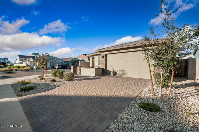 Building Photo - 8760 W San Miguel Ave