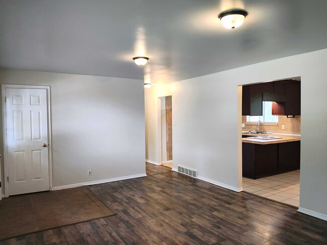 Building Photo - Great 5 Bed 3 Bath Rambler Home in Sandy