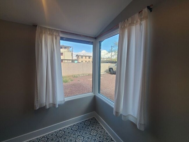 Building Photo - 710 N 6th Ave