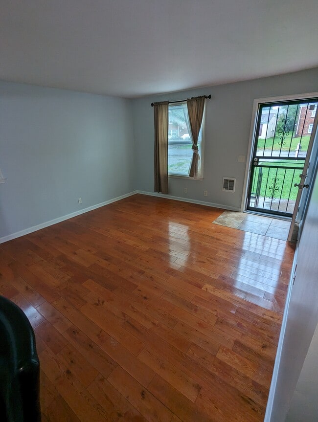 Building Photo - 3213 Lagrange Dr