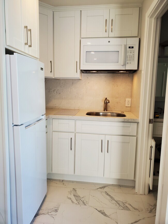 Building Photo - 9712 Cresta Dr