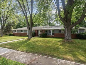 Building Photo - 1323 Cardinal Ln