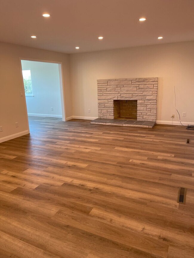Foto del edificio - Newly Renovated 4 Bedroom Home with Views