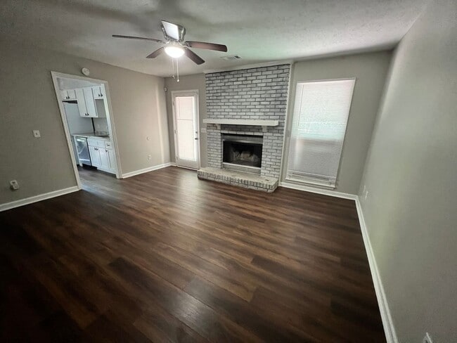 Building Photo - 1205 Club House Rd