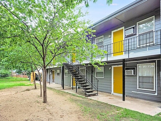 Foto del edificio - 903 Springdale Rd
