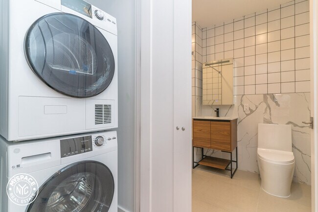 Building Photo - 251 Front St