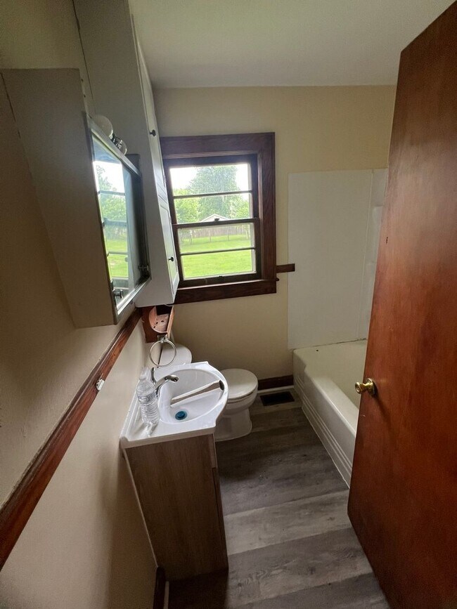 Foto del edificio - FOR RENT - 2 Bed, 1 Bath on Rose Ave