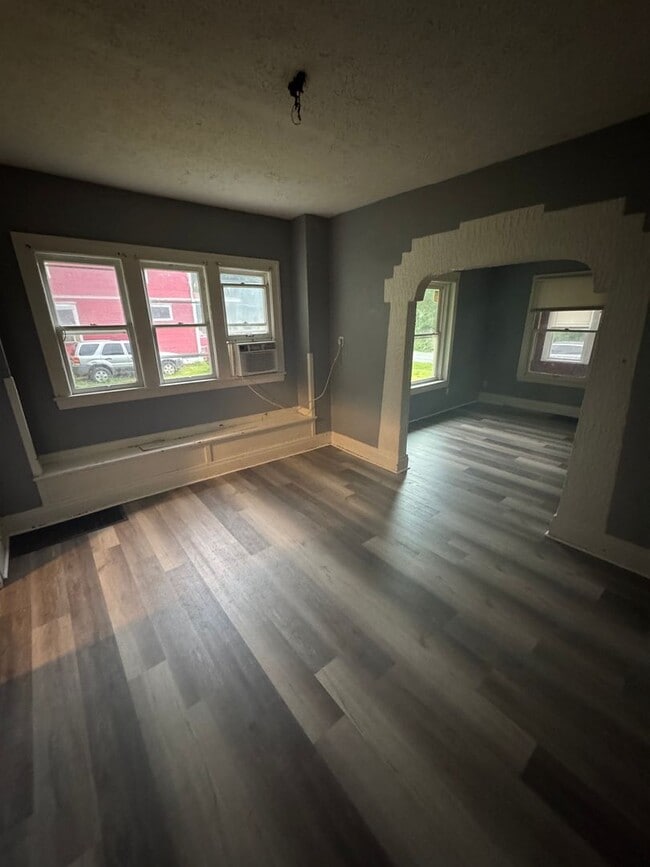 Building Photo - 2 Bedroom 1 Bathroom House