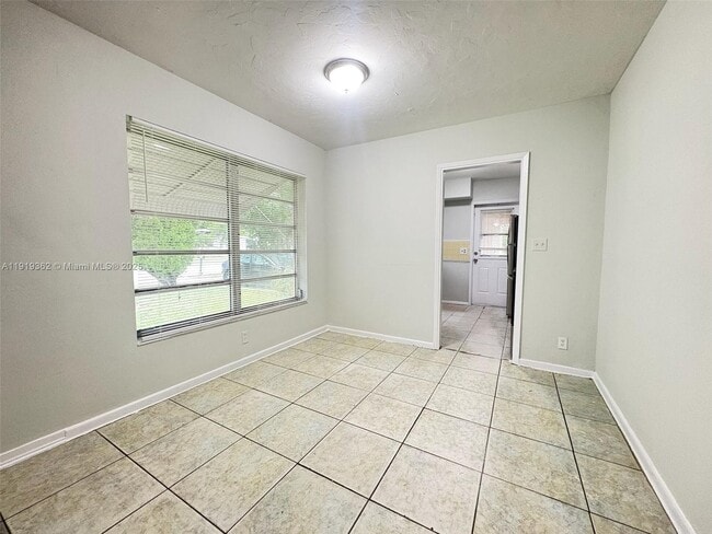 Building Photo - 1900 NW 12th Ave