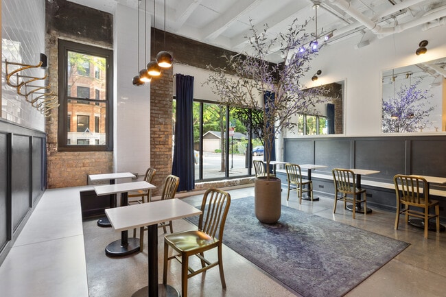 Foto del edificio - 1325 W Wilson Ave