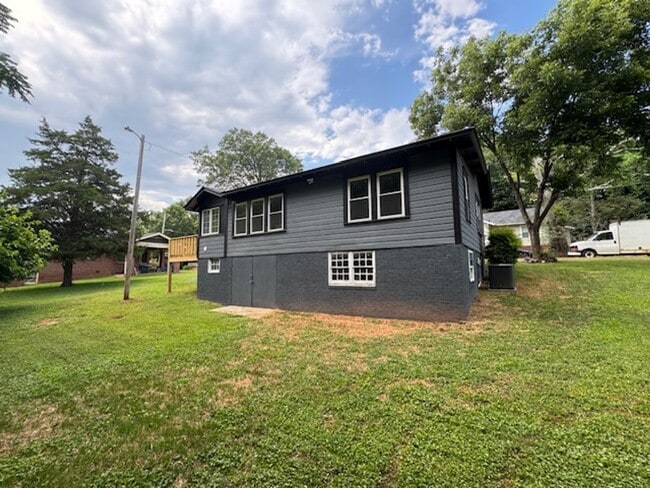 Building Photo - Renovated 3 Bedroom/2 Bath Home