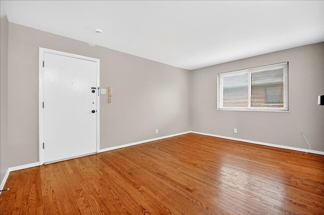 Building Photo - Eeeeeeeeee!