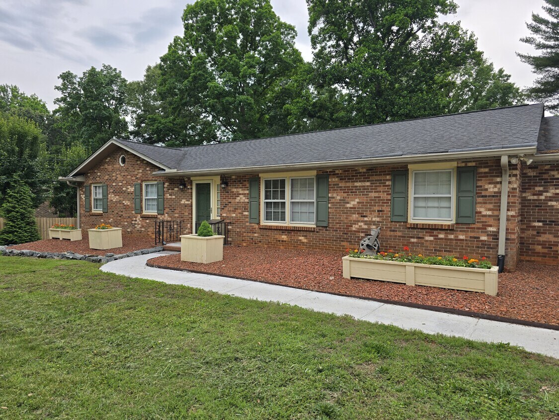 Foto principal - 4680 Forest Manor Dr
