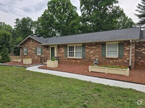 Building Photo - 4680 Forest Manor Dr